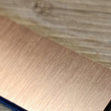 Detailaufnahme der Easy-Sticks Kupfer von Easy-Sticks. Die 16 cm langen Bastelmaterialien zeigen eine ansprechende, gebürstete Kupferoberfläche, die kreative Projekte in Wohnung und Garten bereichert.