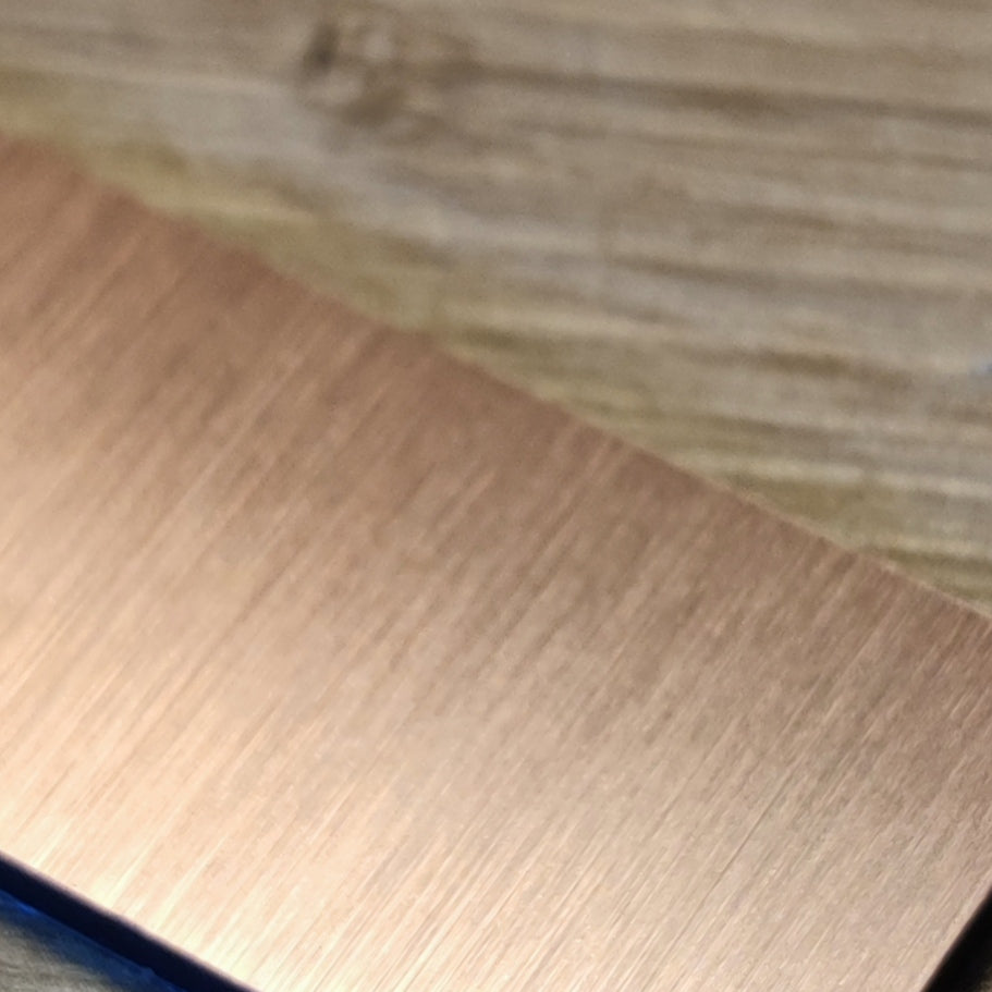 Detailaufnahme der Easy-Sticks Kupfer von Easy-Sticks. Die 16 cm langen Bastelmaterialien zeigen eine ansprechende, gebürstete Kupferoberfläche, die kreative Projekte in Wohnung und Garten bereichert.