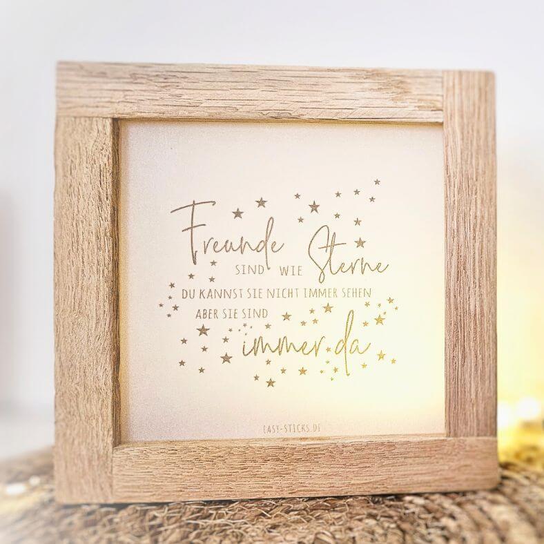 Lichtbox mit dem Spruch "Freunde sind wie Sterne. Du kannst sie nicht immer sehen, aber sie sind immer da." von easy-sticks, perfekt für kreative DIY-Projekte.