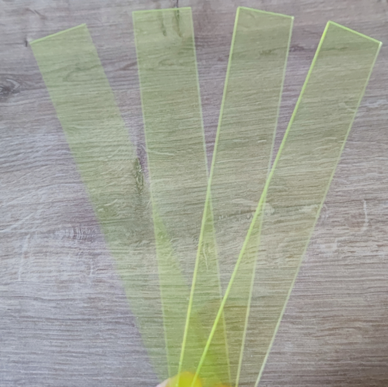 Easy-Sticks Acryl Gelb - 4 Stück - 16 cm Länge, fluoreszierende Acrylstäbe in leuchtender Gelbtönung für Bastelarbeiten.