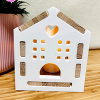 Hübsches Lichthaus entworfen mit der Easy-Sticks Silikonform 'Haus mit Herz', präsentiert mit liebevollen Details und warmem Licht für jedes Zuhause.