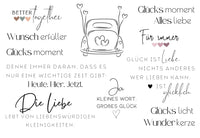 Rub On UV Sticker randlos Liebe A5 - schwarze Druckschrift: Eine designreiche Zusammenstellung von Glücks- und Liebeszitaten, umgeben von einem stilisierten Auto mit Herzmotiven. Kunstwerk von easy-sticks.