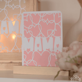 Kreative Projektidee für Muttertag: Karte mit dem Schriftzug ‚MAMA‘ und Herz-Muster, erstellt mit der Plotter- und Laserdatei von easy-sticks.