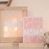Dekoratives Kunstwerk mit dem Schriftzug „Mama“ im Herzen, gestaltet von easy-sticks. Perfekt für individuelle Geschenke zum Muttertag und kreative Projekte. Mama Mit Herz Plotter Und Laserdatei Zum Download - ideales Muttertagsgeschenk für Kreative.