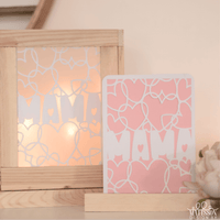 Dekoratives Kunstwerk mit dem Schriftzug „Mama“ im Herzen, gestaltet von easy-sticks. Perfekt für individuelle Geschenke zum Muttertag und kreative Projekte. Mama Mit Herz Plotter Und Laserdatei Zum Download - ideales Muttertagsgeschenk für Kreative.