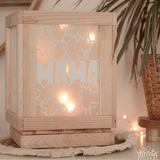 Einzigartige Laterne mit dem Schriftzug ‚MAMA‘, beleuchtet und dekoriert mit Herz-Muster, inspiriert von der Plotter- und Laserdatei von easy-sticks.