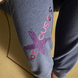 NO Excuses Plotterdatei von easy-sticks - Leggings mit schimmerndem lila Druck und kreativem Design.