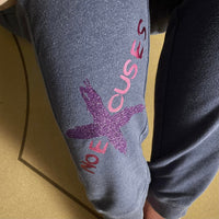 NO Excuses Plotterdatei von easy-sticks - Leggings mit schimmerndem lila Druck und kreativem Design.