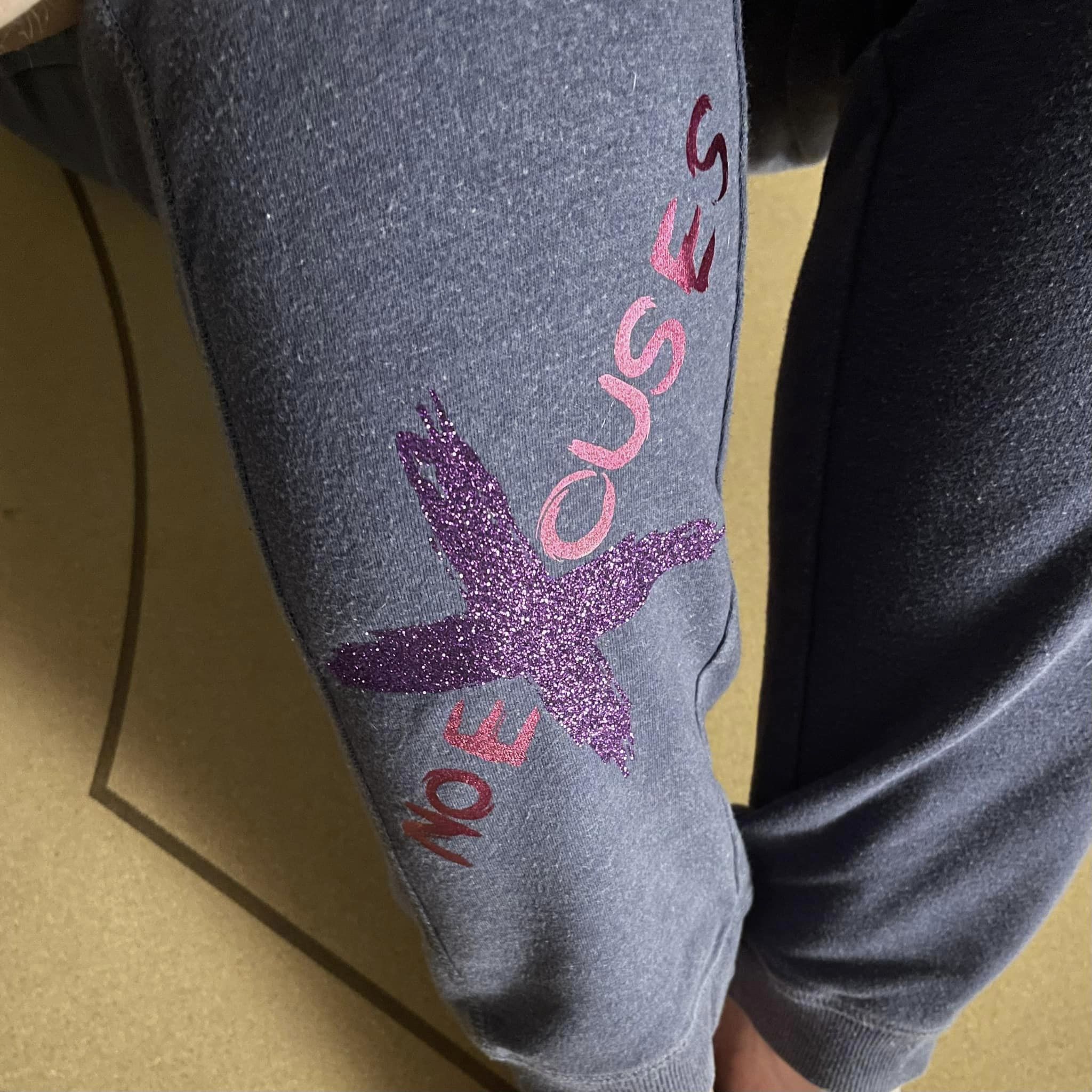NO Excuses Plotterdatei von easy-sticks - Leggings mit schimmerndem lila Druck und kreativem Design.
