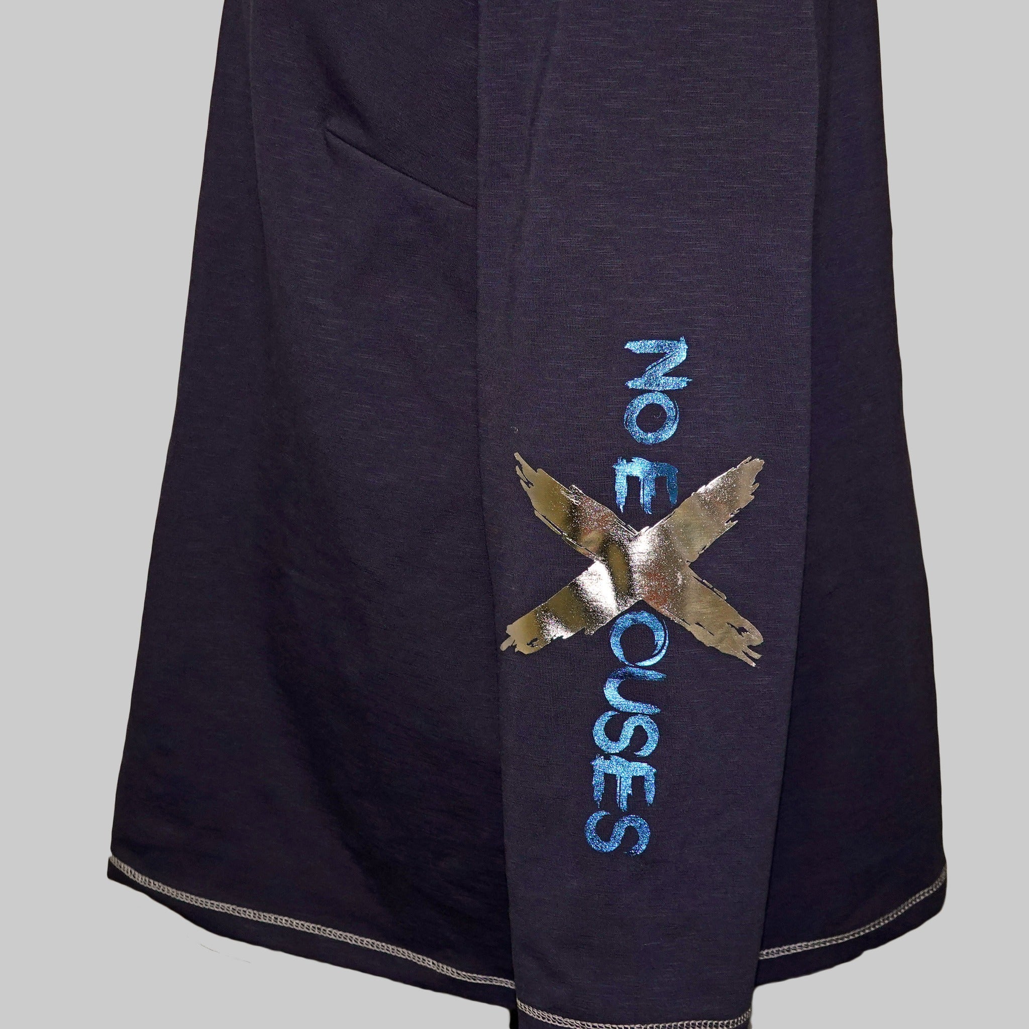 NO Excuses Plotterdatei von easy-sticks - Texturierte Textilgestaltung mit metallic-blauem und silbernem Druck.