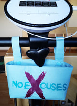 Praktische Tasche mit dem Motiv 'No Excuses' von easy-sticks, angebracht an einem Fitnessgerät.