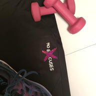 Fitnessbekleidung mit glitzerndem Schriftzug 'No Excuses' von easy-sticks, kombiniert mit rosa Hanteln.