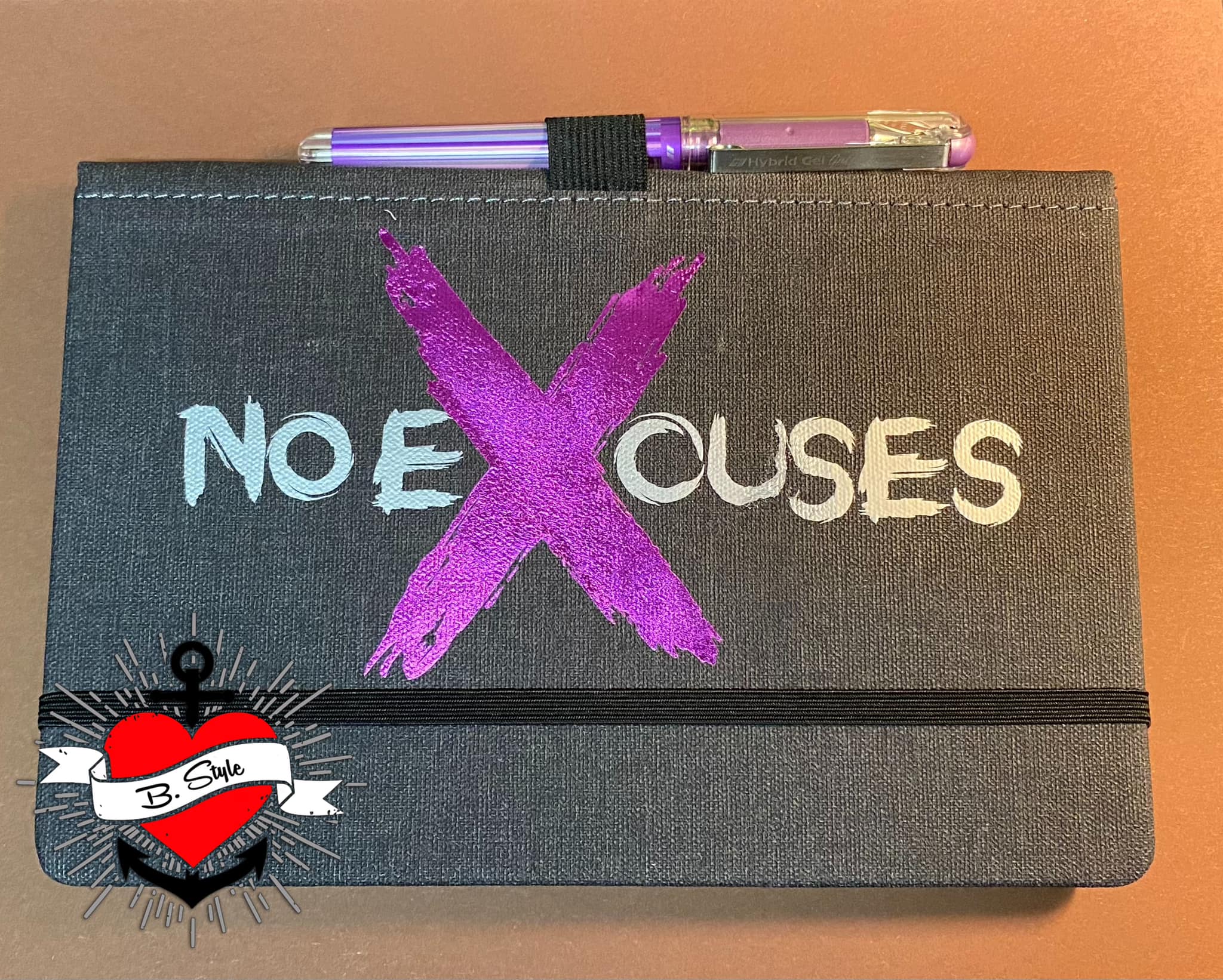 NO Excuses Plotterdatei von easy-sticks - Notizbuch mit auffälligem Design in lila, ideal für kreative Projekte.