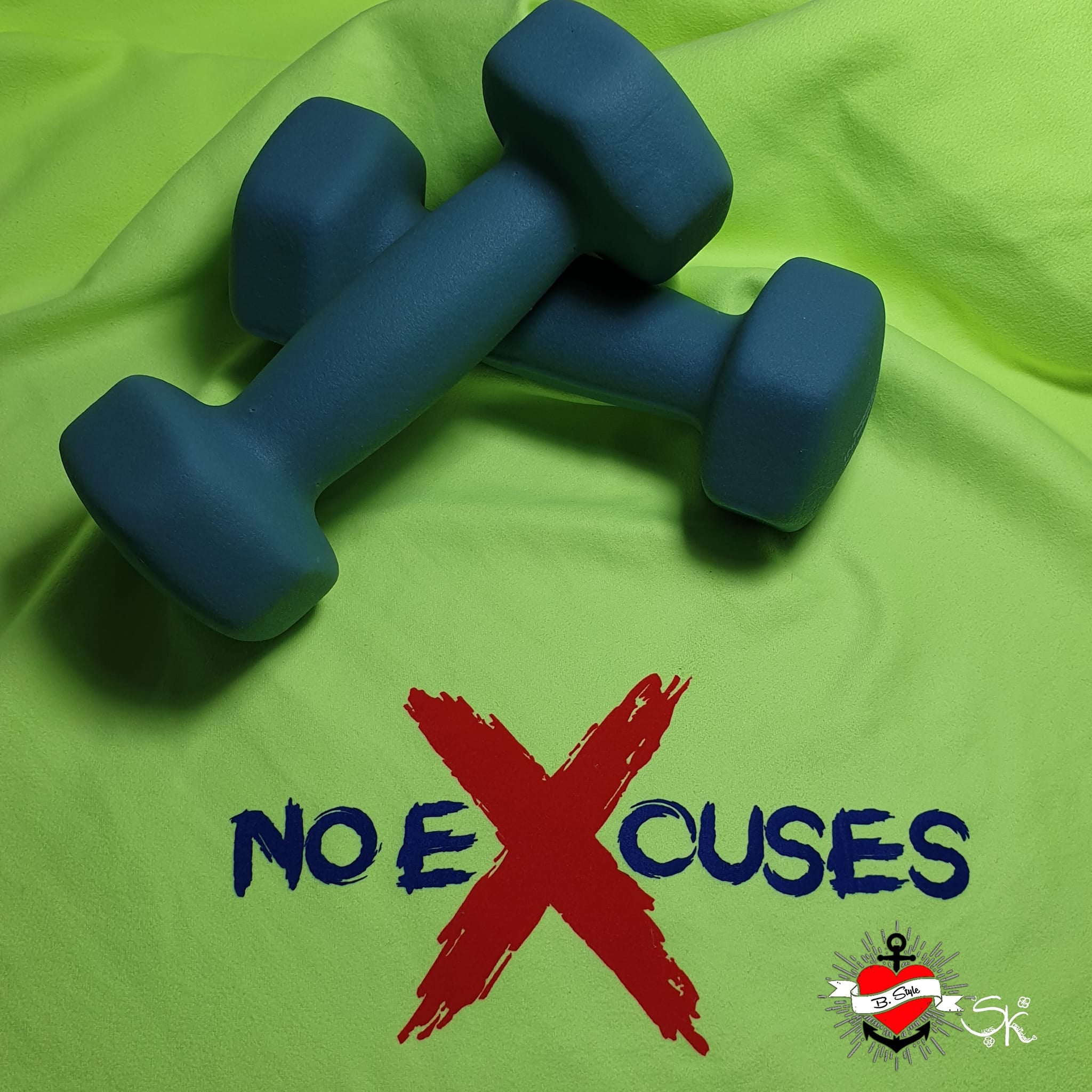 Hellgrünes Tuch mit Hanteln und dem Schriftzug 'No Excuses' von easy-sticks, ideal für Fitness-Enthusiasten.