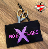 Schwarzfarbene Federmappe mit dem Aufdruck 'No Excuses' von easy-sticks, gefüllt mit Schreibutensilien.