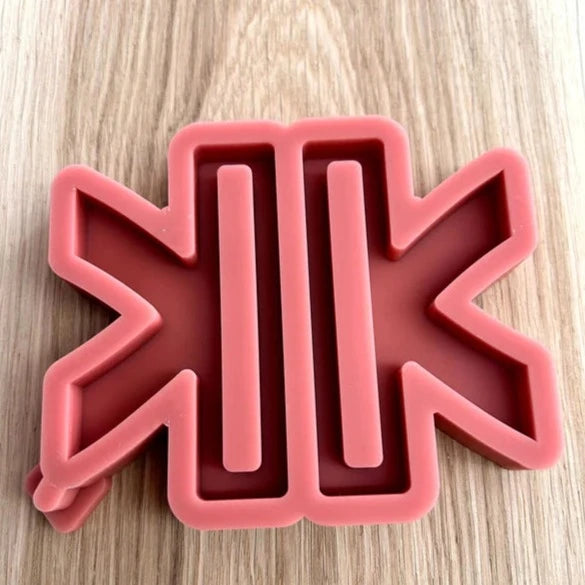 Eine rosa Silikonform von Easy-Sticks, entworfen für kreative Bastelprojekte, auf einer Holzoberfläche, bereit zur Verwendung für die Herstellung schöner Sitzbänke.