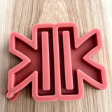 Eine rosa Silikonform von Easy-Sticks, entworfen für kreative Bastelprojekte, auf einer Holzoberfläche, bereit zur Verwendung für die Herstellung schöner Sitzbänke.