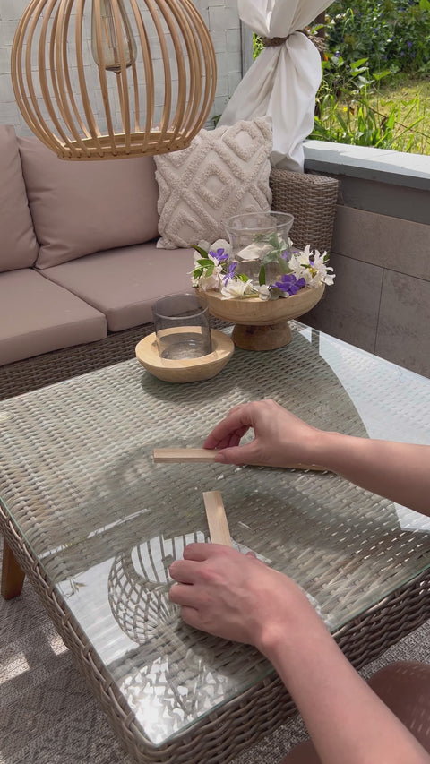 In diesem Video siehst du eine Schritt für Schritt Anleitung, wie eine wunderschöne Laterne mit dem tollen Holz von Easy-Sticks gebastelt wird.