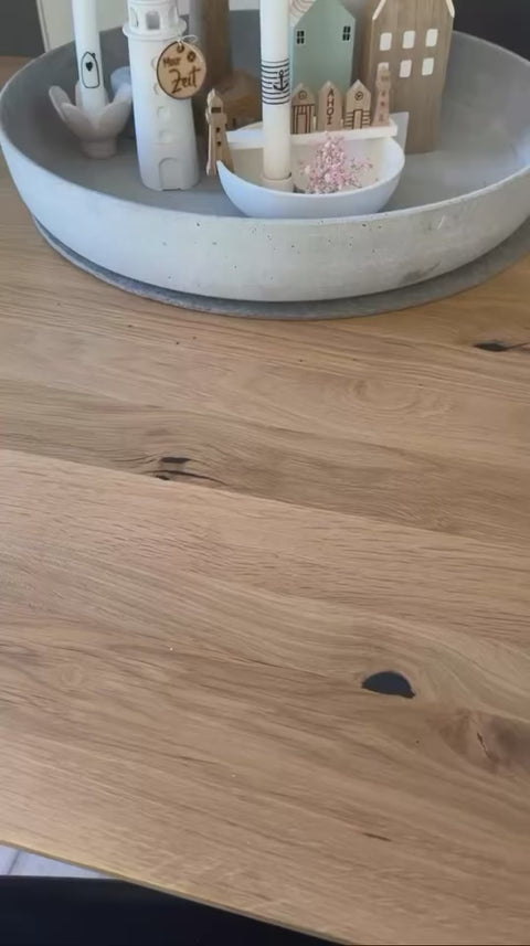 In dem Video siehst du, wie man mit der Silikonform Haus und den Easy-Sticks ein tolles Geschenk zauberst.