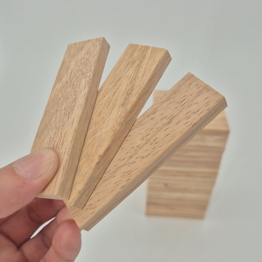 Easy-Sticks 5.0 Mini: Eine Ansammlung von 8 cm langen Holzstäbchen, perfekt für kreative Bastelprojekte. Die hochwertigen Sticks sind abgerundet für Sicherheit und vielseitig einsetzbar.