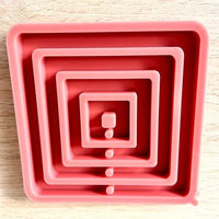 Funktionale Silikonform von Easy-Sticks: Quadratische Ringe in einer modernen Farbe, geeignet für kreative Bastelideen.