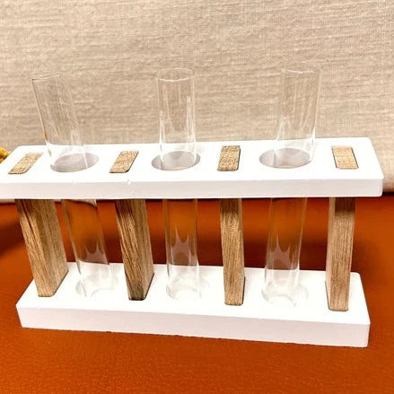 Leere Easy-Sticks Silikonform Reagenzglashalter Vase auf einem rustikalen Untergrund, ideal für eine Vielzahl von Bastelprojekten und individuellen Arrangements.