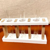 Leere Easy-Sticks Silikonform Reagenzglashalter Vase auf einem rustikalen Untergrund, ideal für eine Vielzahl von Bastelprojekten und individuellen Arrangements.