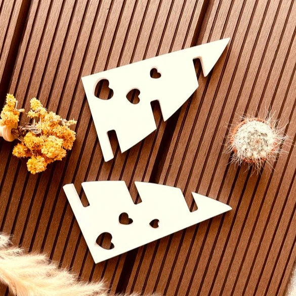 Zweites Set Herzregale von Easy-Sticks, gefertigt aus stabilem Material mit herzförmigen Ausschnitten, perfekt für DIY-Projekte.