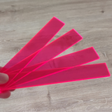 Easy-Sticks Acryl Pink - 4 Stück - 16 cm Länge - Vier fluoreszierende pinke Acrylstäbe werden in der Hand gehalten, ideal für DIY-Projekte von Easy-Sticks.