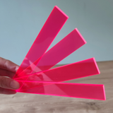 Easy-Sticks Acryl Pink - 4 Stück - 16 cm Länge - Detailansicht von vier pinken Acrylstäben, erhältlich bei Easy-Sticks, für kreative Lichtgestaltungen.