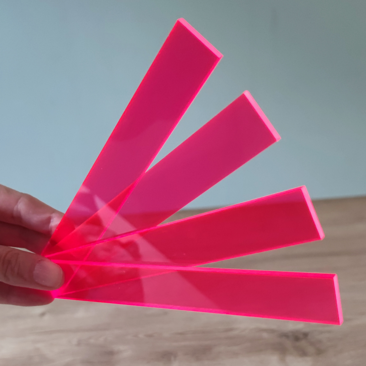 Easy-Sticks Acryl Pink - 4 Stück - 16 cm Länge - Detailansicht von vier pinken Acrylstäben, erhältlich bei Easy-Sticks, für kreative Lichtgestaltungen.
