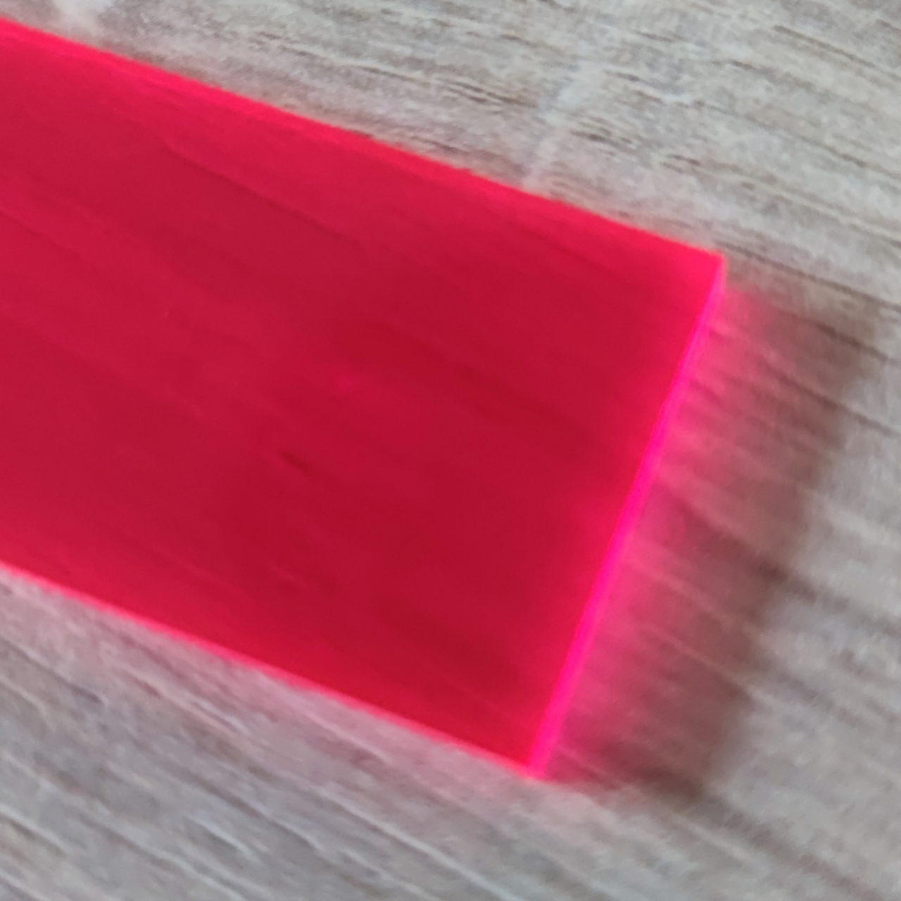Easy-Sticks Acryl Pink - 4 Stück - 16 cm Länge - Nahaufnahme eines pinken Acrylstabs von Easy-Sticks, perfekt für Lichteffekte in Bastelarbeiten.