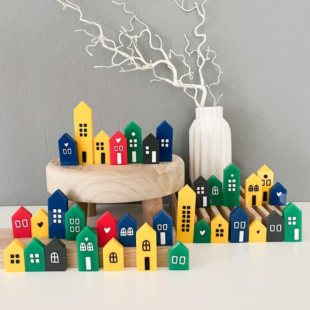 Farbenfrohe Bastelhäuser, erstellt mit Easy-Sticks Acryl in verschiedenen Farben, einschließlich Gelb, ideal für kreative DIY-Ideen.