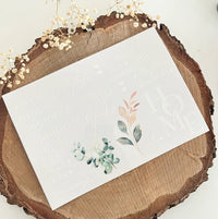 Elegante Anordnung von Rub On UV Stickern von easy-sticks auf natürlichem Holz, zeigt stilvolle Schriftzüge und florale Designs - Rub on UV Sticker randlos Mix 0 A5