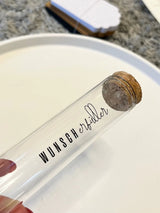 Transparentes Röhrchen mit Korkverschluss, beschriftet mit dem Schriftzug 'Wunsch erfüller', von easy-sticks. Perfekte Geschenkidee zur kreativen Gestaltung mit Rub On UV Stickern, die DIY-Projekte stilvoll aufwerten.