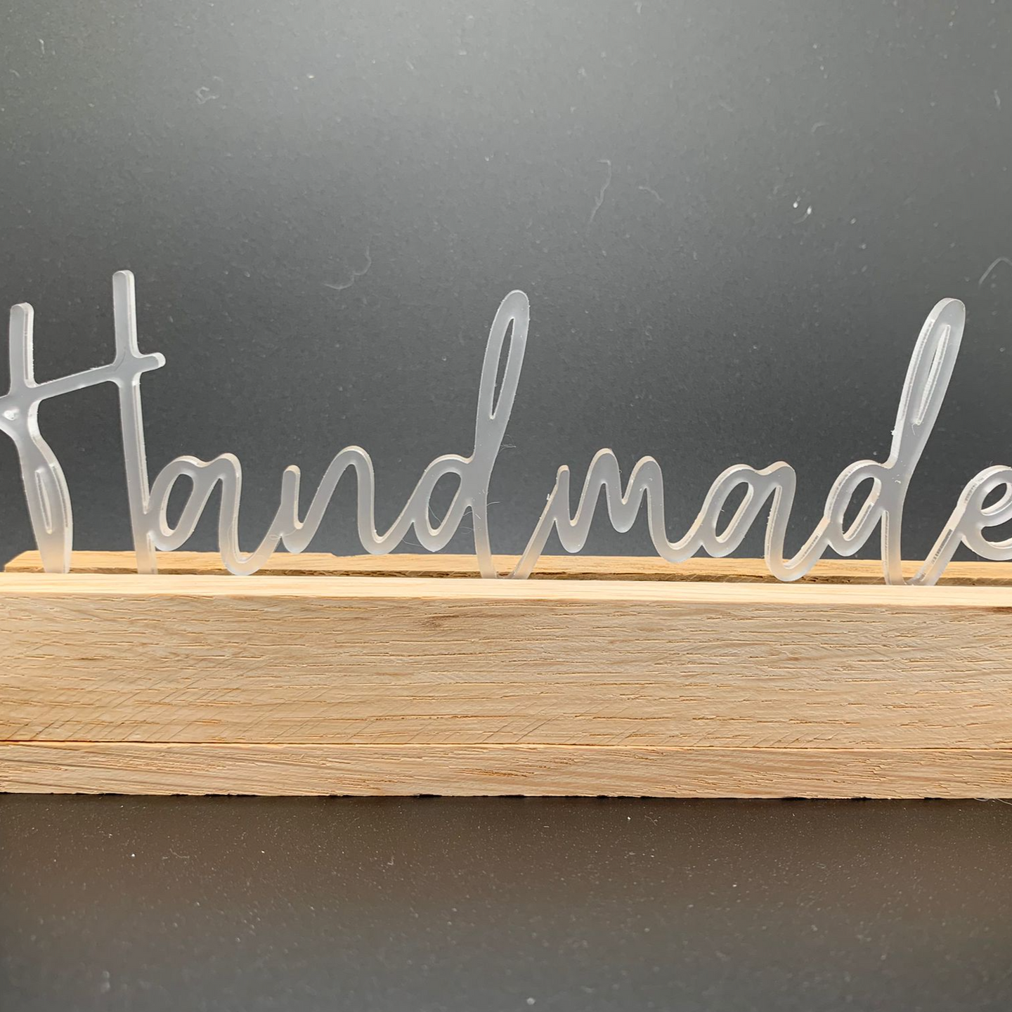 Handgemachte Acryl Aufsteller von Easy-Sticks mit elegantem 'Handmade' Schriftzug, perfekt als Dekoration für Verkaufsstände und Geschenke.