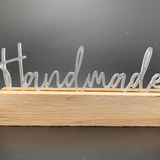 Handgemachte Acryl Aufsteller von Easy-Sticks mit elegantem 'Handmade' Schriftzug, perfekt als Dekoration für Verkaufsstände und Geschenke.