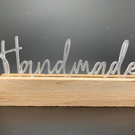 Handgemachte Acryl Aufsteller von Easy-Sticks mit elegantem 'Handmade' Schriftzug, perfekt als Dekoration für Verkaufsstände und Geschenke.