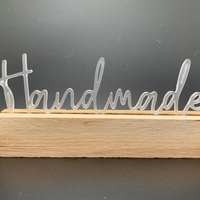 Handgemachte Acryl Aufsteller von Easy-Sticks mit elegantem 'Handmade' Schriftzug, perfekt als Dekoration für Verkaufsstände und Geschenke.