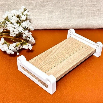 Kleine, gestützte Holzplatte in einer Schaukelbank-Form von Easy-Sticks, ideal für kreative Gestaltung mit der Easy-Sticks Gießform - Schaukelbank.