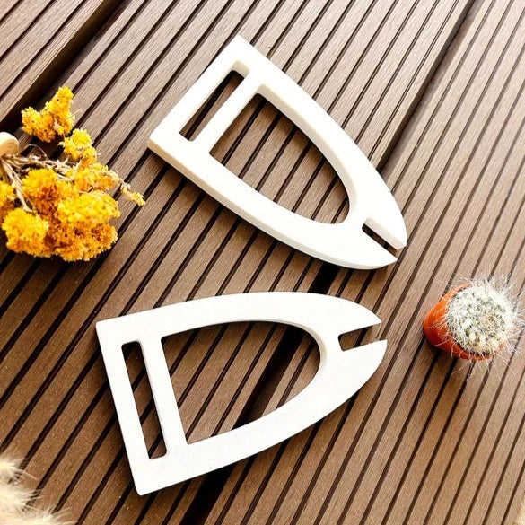 Zwei Easy-Sticks Silikonformen für Schaukelregal, elegantes, modernes Design in Weiß auf Holzuntergrund, ideal für kreative Bastelprojekte.