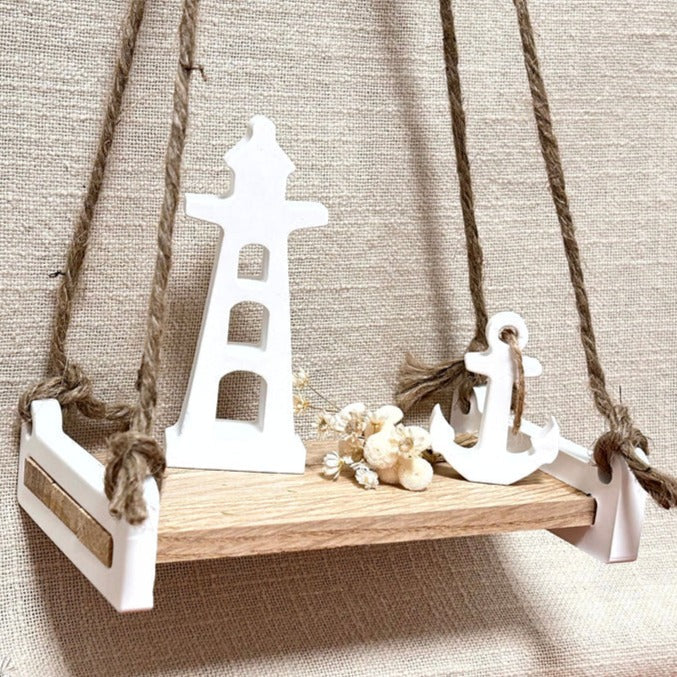 Schaukelbank von Easy-Sticks mit maritimen Dekorationselementen wie einem Leuchtturm und einem Anker, perfekt für kreative Bastelprojekte.