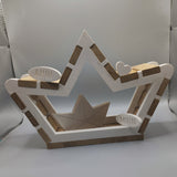 Detailansicht des Dekorationsrahmens, hergestellt mit der Easy-Sticks 5-in-1 Gießform - Schiffchen, aus Holz und Weiß, präsentiert mit Schriftzügen "AHOI" und "MOIN".