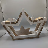 Detailansicht des Dekorationsrahmens, hergestellt mit der Easy-Sticks 5-in-1 Gießform - Schiffchen, aus Holz und Weiß, präsentiert mit Schriftzügen "AHOI" und "MOIN".