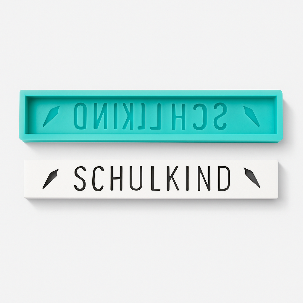 Einfache Silikonform von Easy-Sticks mit dem Schriftzug 'SCHULKIND' für kreative Einschulungsdekoration.