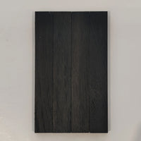 Nahansicht von mit Easy-Sticks Color Schwarz behandeltem Holz, ideal für moderne Inneneinrichtungen und DIY-Projekte.