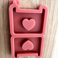 Die Easy-Sticks Silikonform - Herzbank in rot, zeigt die Form zur Herstellung von Miniatur-Tischen mit Herzmotiven, geeignet für verschiedene Materialien.