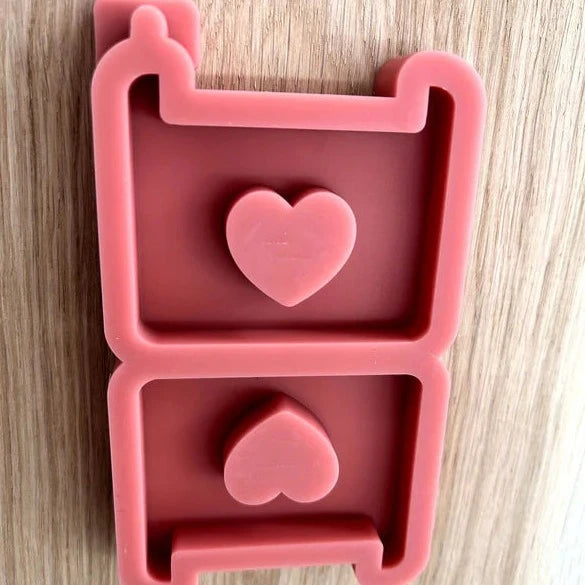 Die Easy-Sticks Silikonform - Herzbank in rot, zeigt die Form zur Herstellung von Miniatur-Tischen mit Herzmotiven, geeignet für verschiedene Materialien.