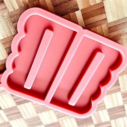 Rosa Silikonform für Bänke mit Riffel-Design von Easy-Sticks, ideal zur Herstellung kreativer Projekte mit der Easy-Sticks Silikonform - Sitzbank mit Riffel.