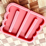 Rosa Silikonform für Bänke mit Riffel-Design von Easy-Sticks, ideal zur Herstellung kreativer Projekte mit der Easy-Sticks Silikonform - Sitzbank mit Riffel.